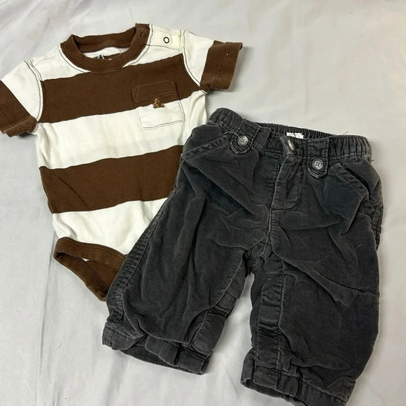 GAP - 2 piece baby outfit/set - pants and shirt. Size 3-6 months - Picture 1 of 5